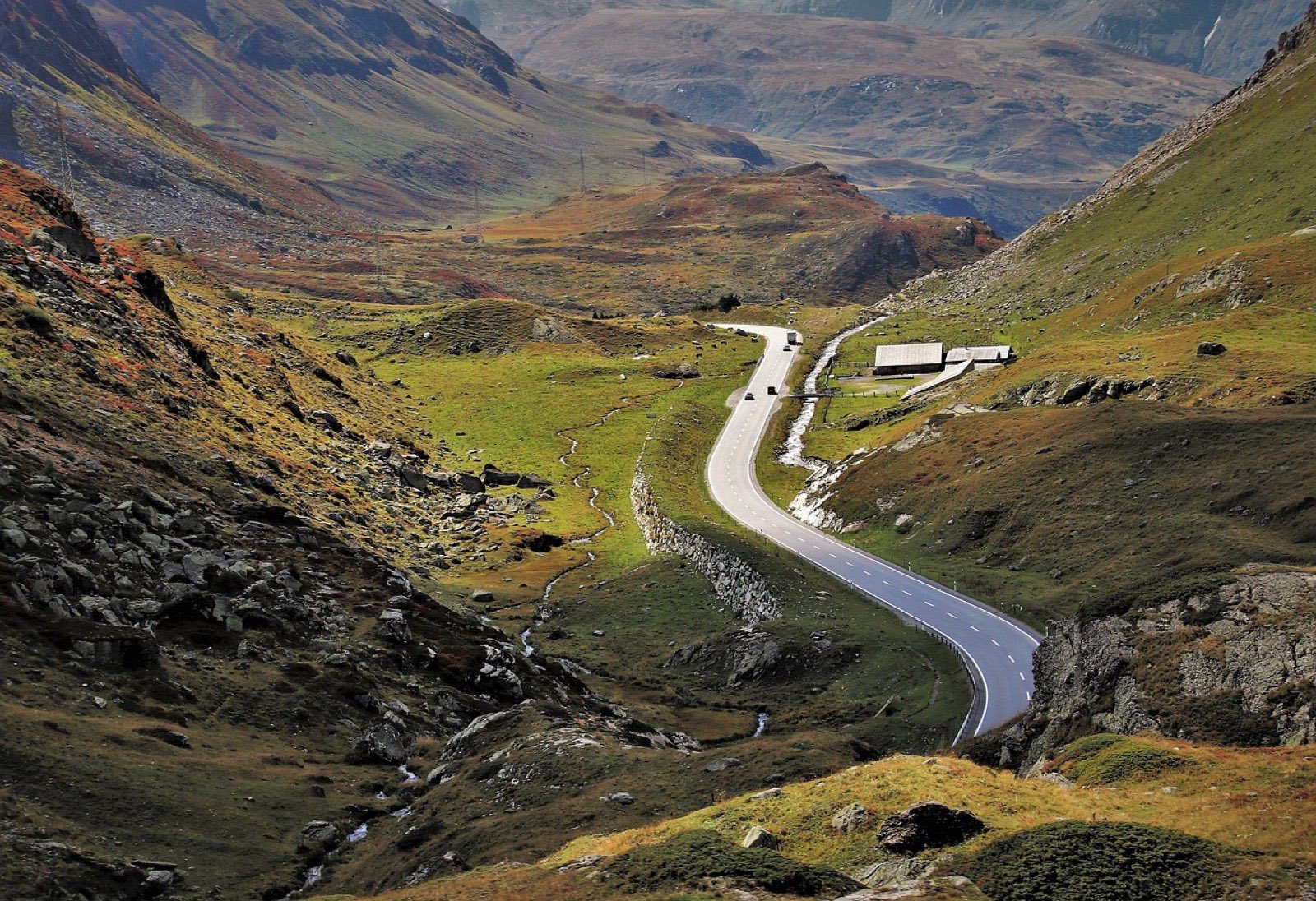 Passstrasse durch die Schweizer Alpen