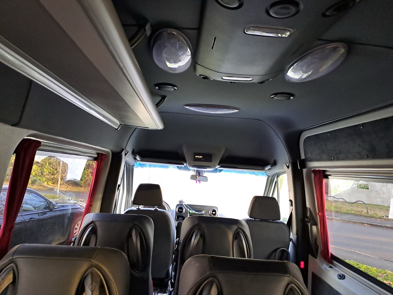 Innenraum des 9-Plätzer-Fahrzeugs mit Sitzreihen